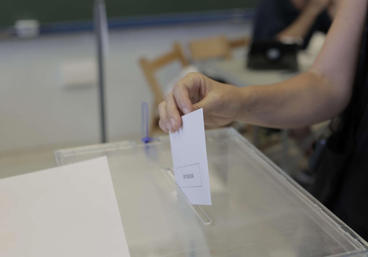 Ambiente electoral en un colegio de Sevilla