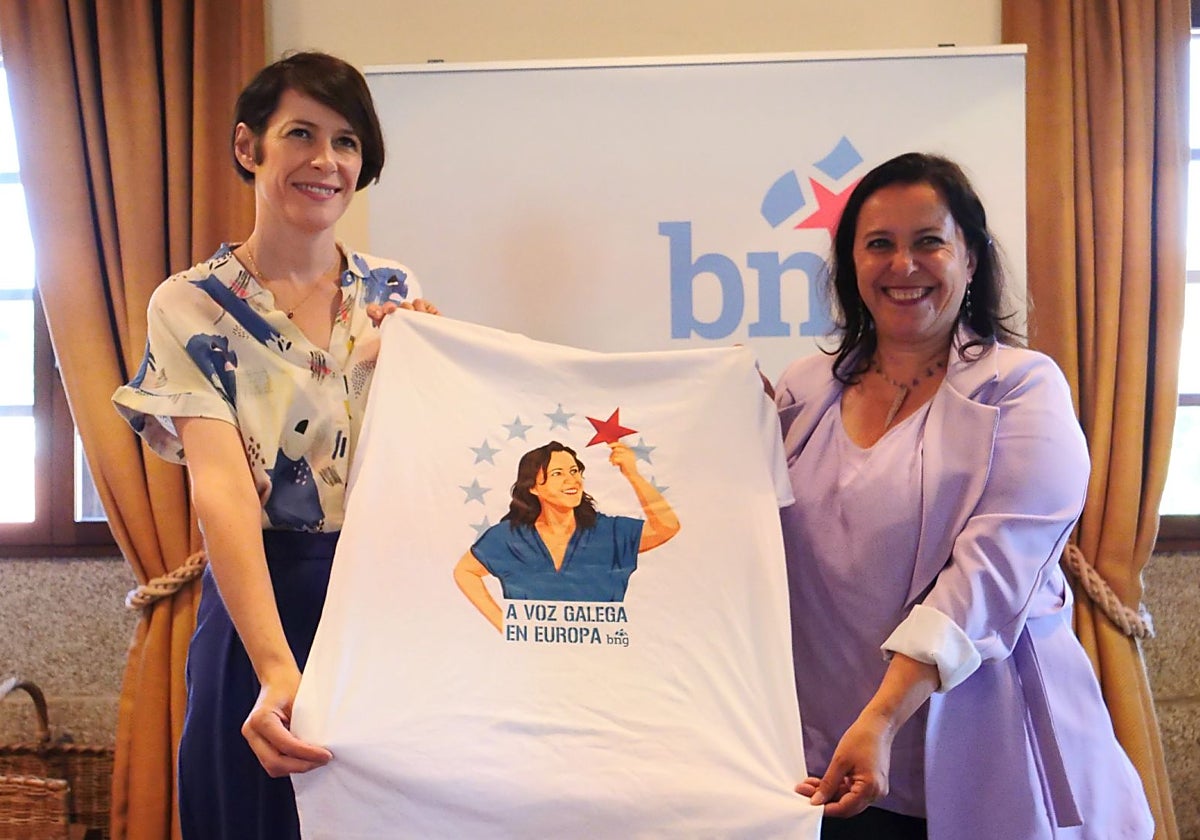 Pontón y Miranda, con una camiseta con la efigie de la segunda, este lunes en Santiago