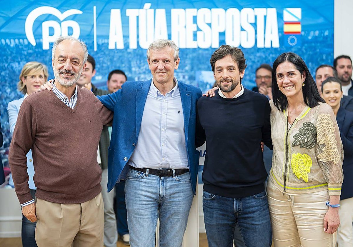 Alfonso Rueda (2º izq.), celebrando los resultados de la noche electoral junto a miembros de su partido