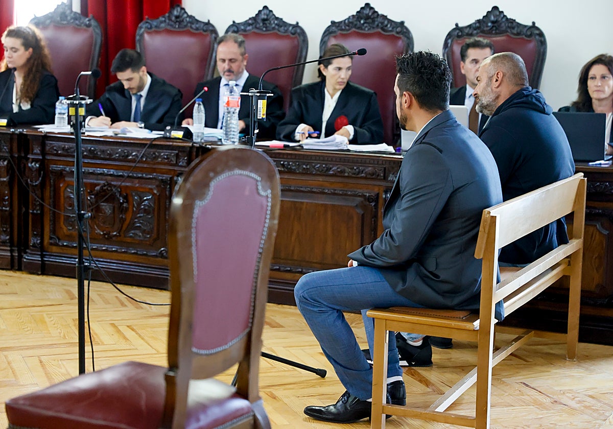 Claudiu, en primer término, y Florín, sentados en el mismo banco. Los dos pasaron en prisión más de tres años, hasta que salieron el pasado 14 de marzo