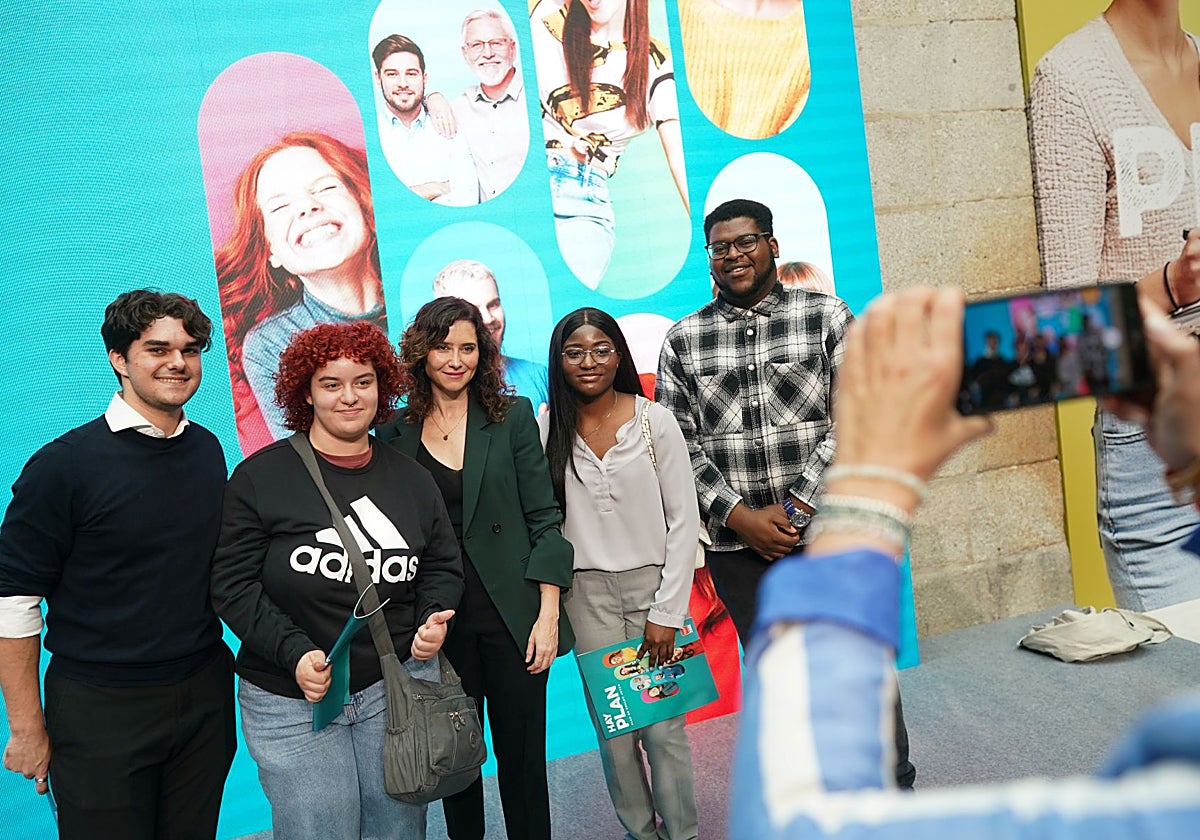 Díaz Ayuso, con un grupo de jóvenes en la presentación del Plan de Empleo