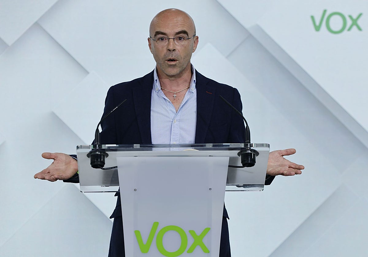 El eurodiputado de Vox Jorge Buxadé este lunes en rueda de prensa