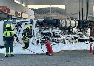 Un camión se incendia tras volcar sobre los surtidores de una gasolinera de Antequera