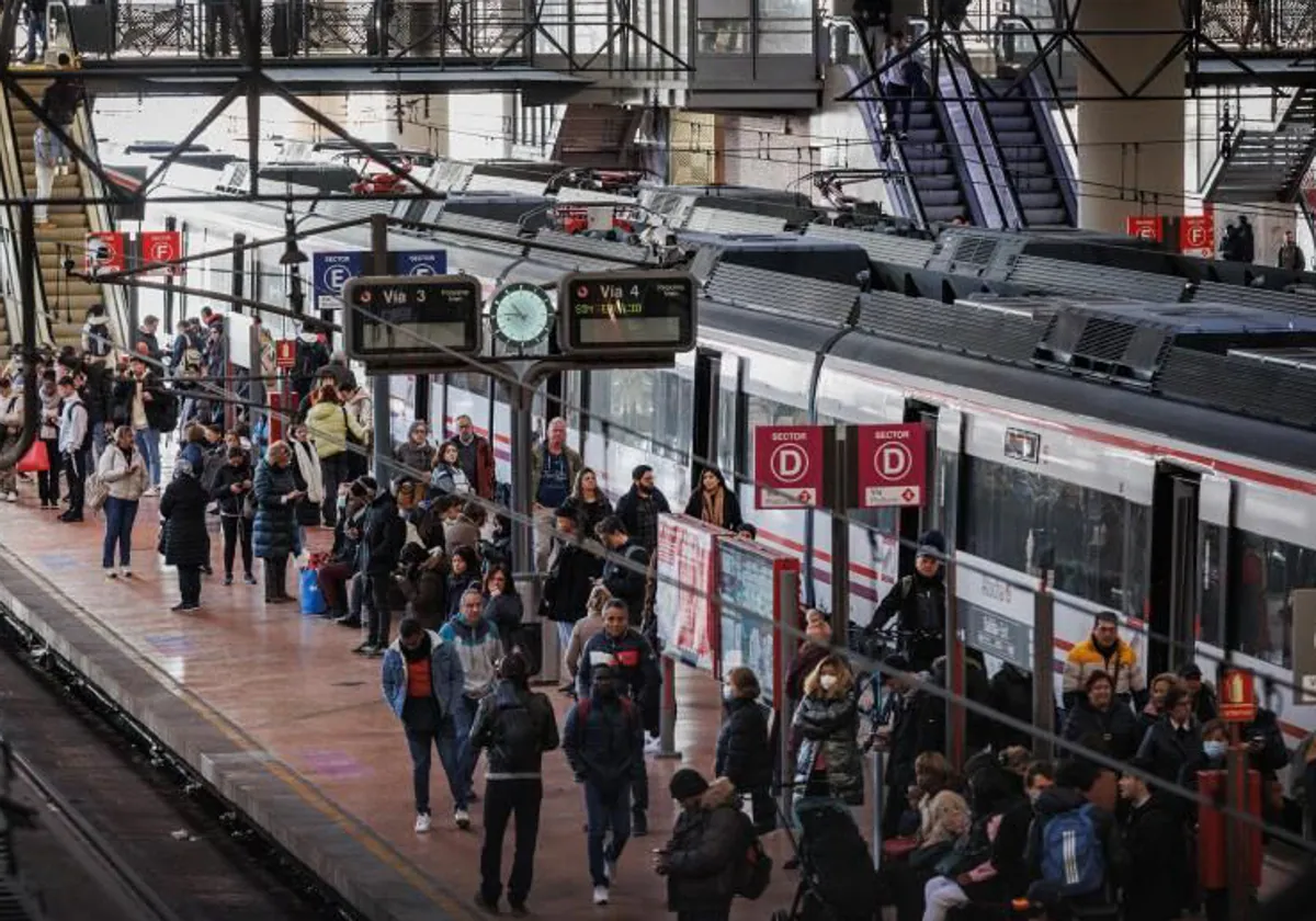 Pasajeros en un andén en la estación de Atocha