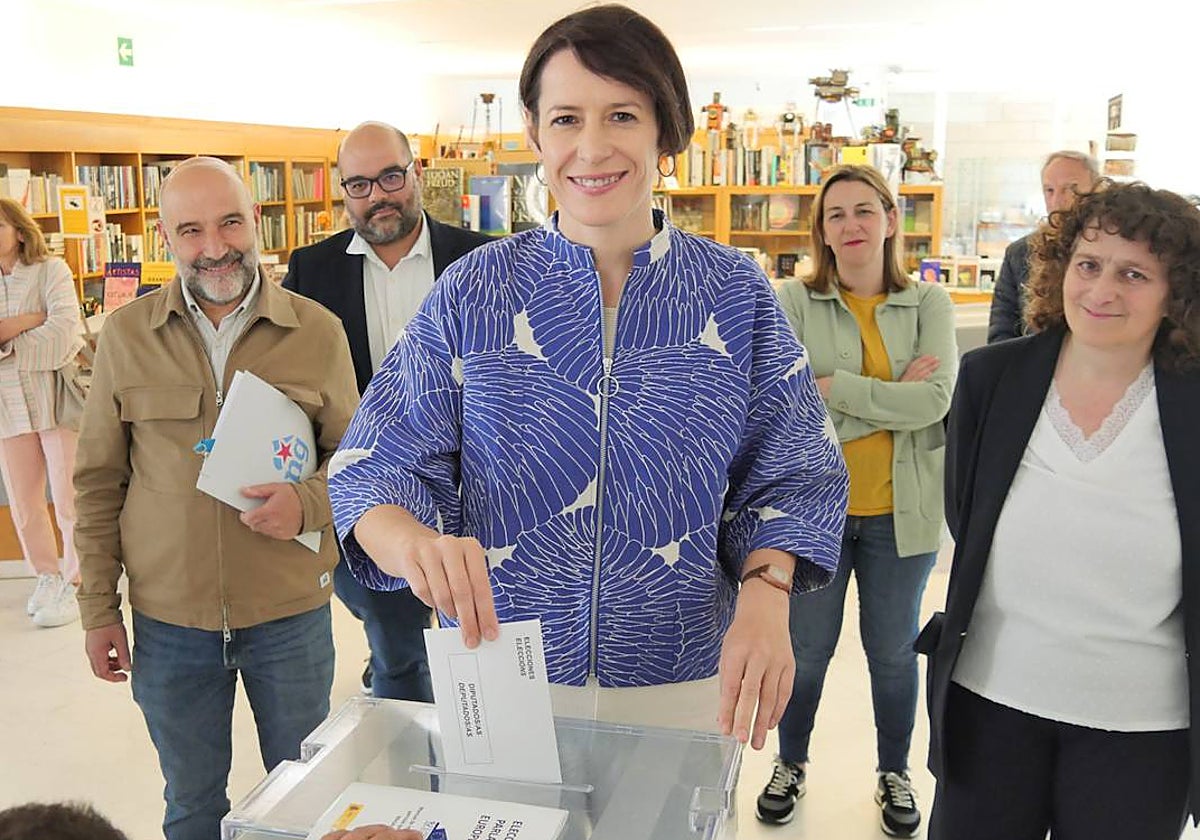 Ana Pontón, este domingo, depositando su papeleta de voto en el colegio electoral del Centro Galego de Arte Contemporánea (CGAC), en Santiago