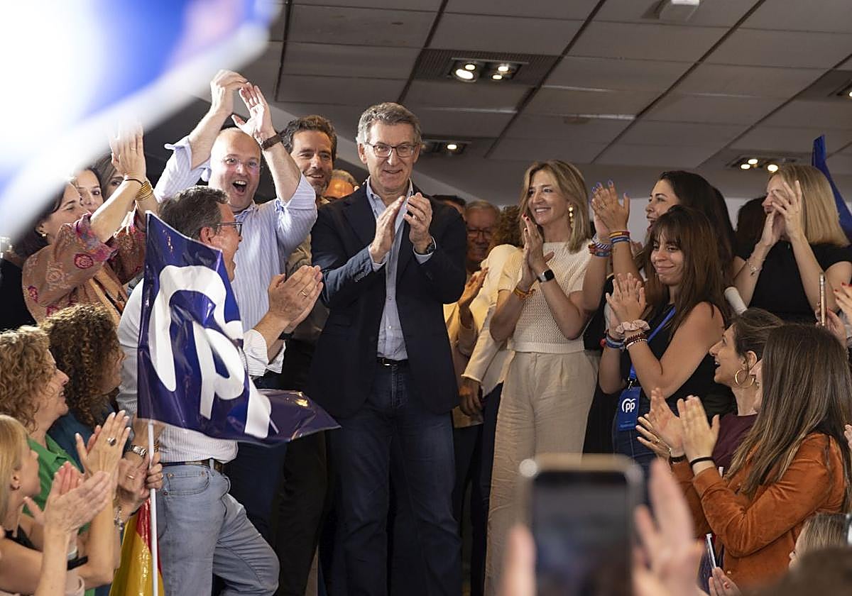 Feijóo celebra la victoria del PP en la sede de Génova junto a miembros de la dirección y simpatizantes