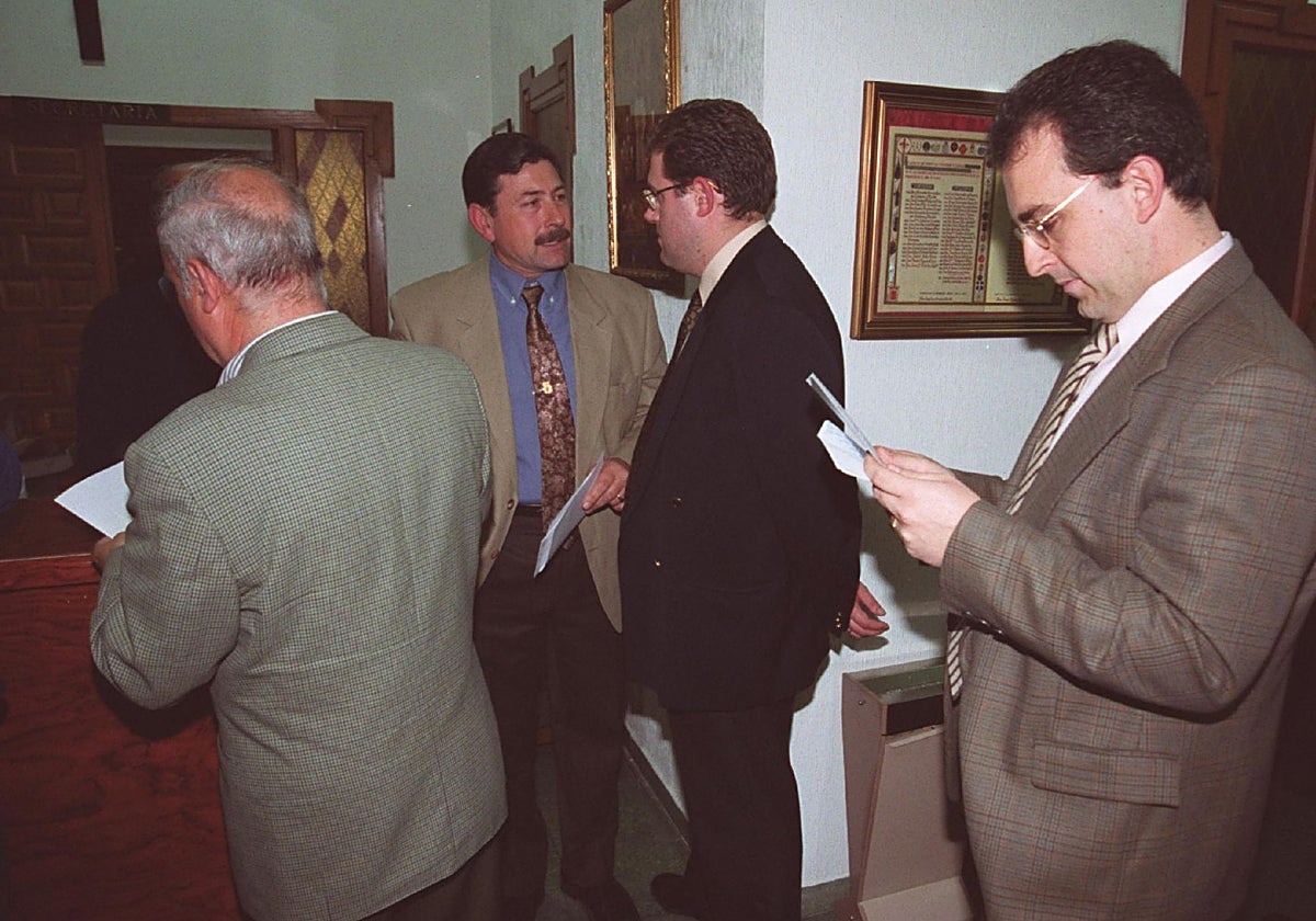 El presidente de la gestora, Manuel González, en la asamblea para aprobar los estatutos en mayo de 2000