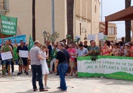 «El pueblo no se rinde»: la ministra Ribera se va a Europa sin cumplir su compromiso con los desahuciados de la planta solar para Torrevieja