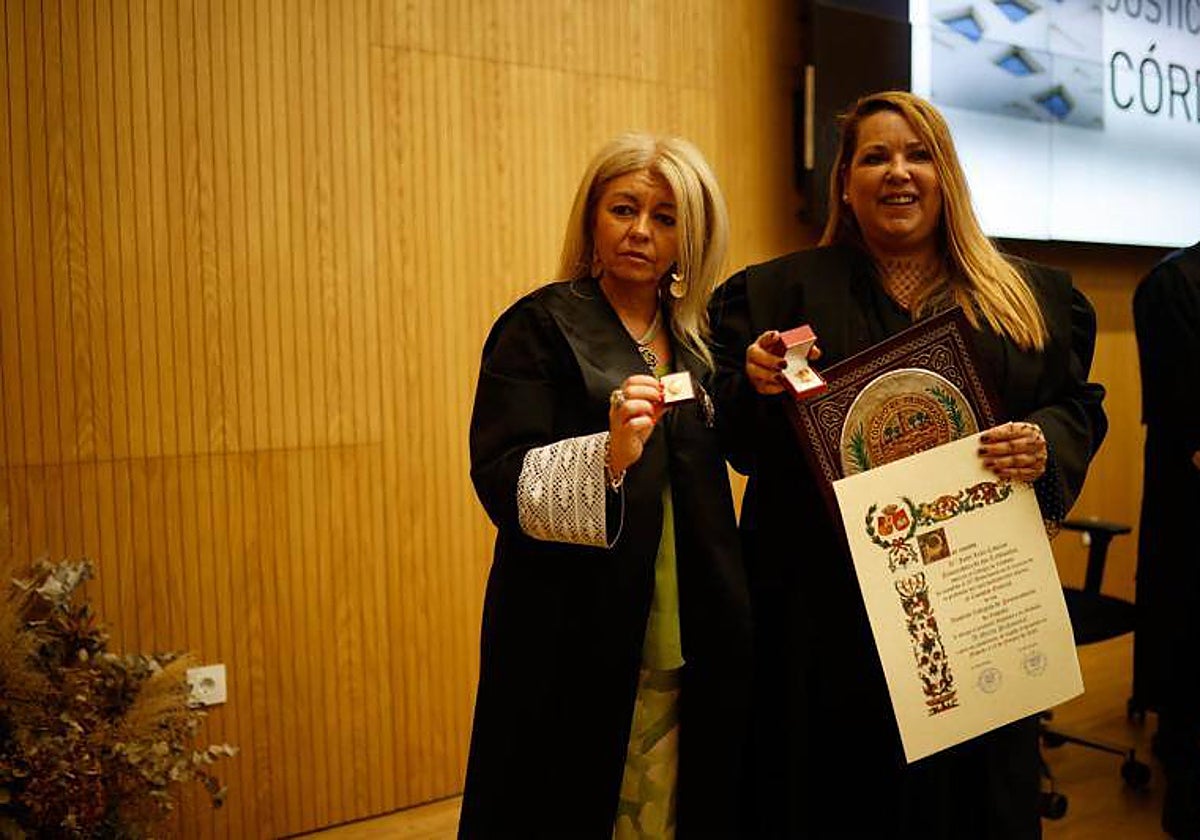 La decana del Colegio de Procuradores, María José Carralero junto a una compañera