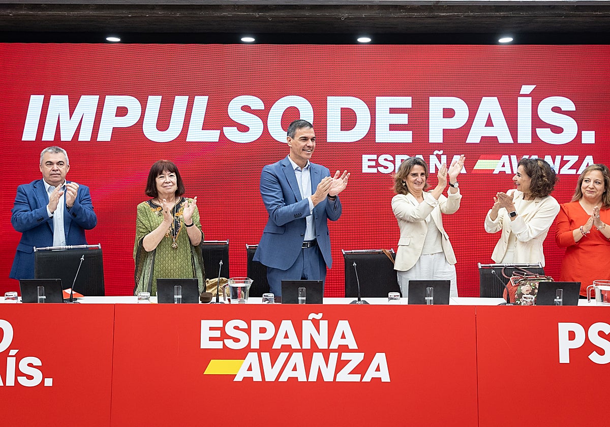 Pedro Sánchez y Teresa Ribera, vitoreados en la reunión de este lunes de la Ejecutiva del PSOE