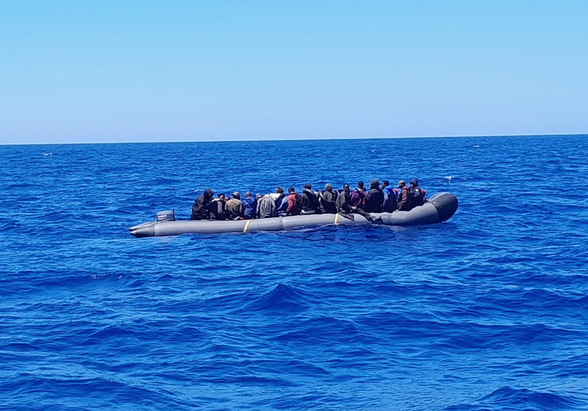 Una de las embarcaciones neumáticas rescatadas por Salvamento en aguas de Fuerteventura