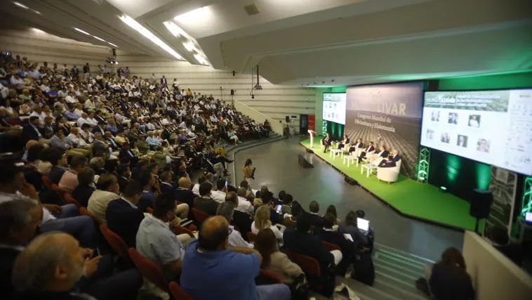 El aula magna del campus de Rabanales se llenó para la charla de los gigantes del aceite