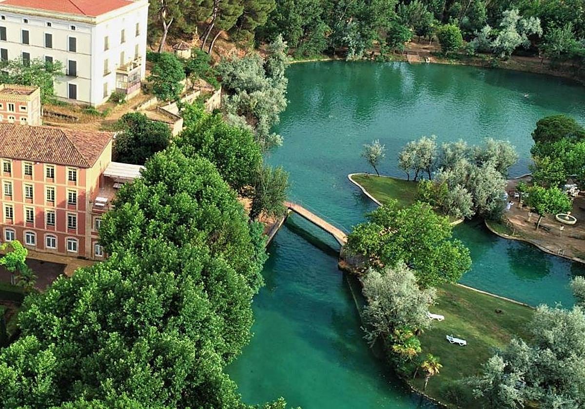 Uno de los lagos termales más grande de Europa está en España y tiene propiedades terapéuticas: dónde está y cómo llegar