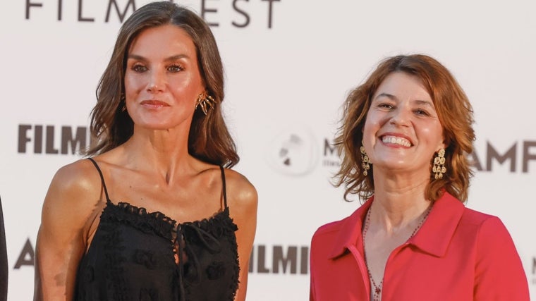 Doña Letizia posa con la actriz francesa Irène Jacob en la gala de clausura de la 13ª edición del Atlántida Mallorca Film Fest, en 2023