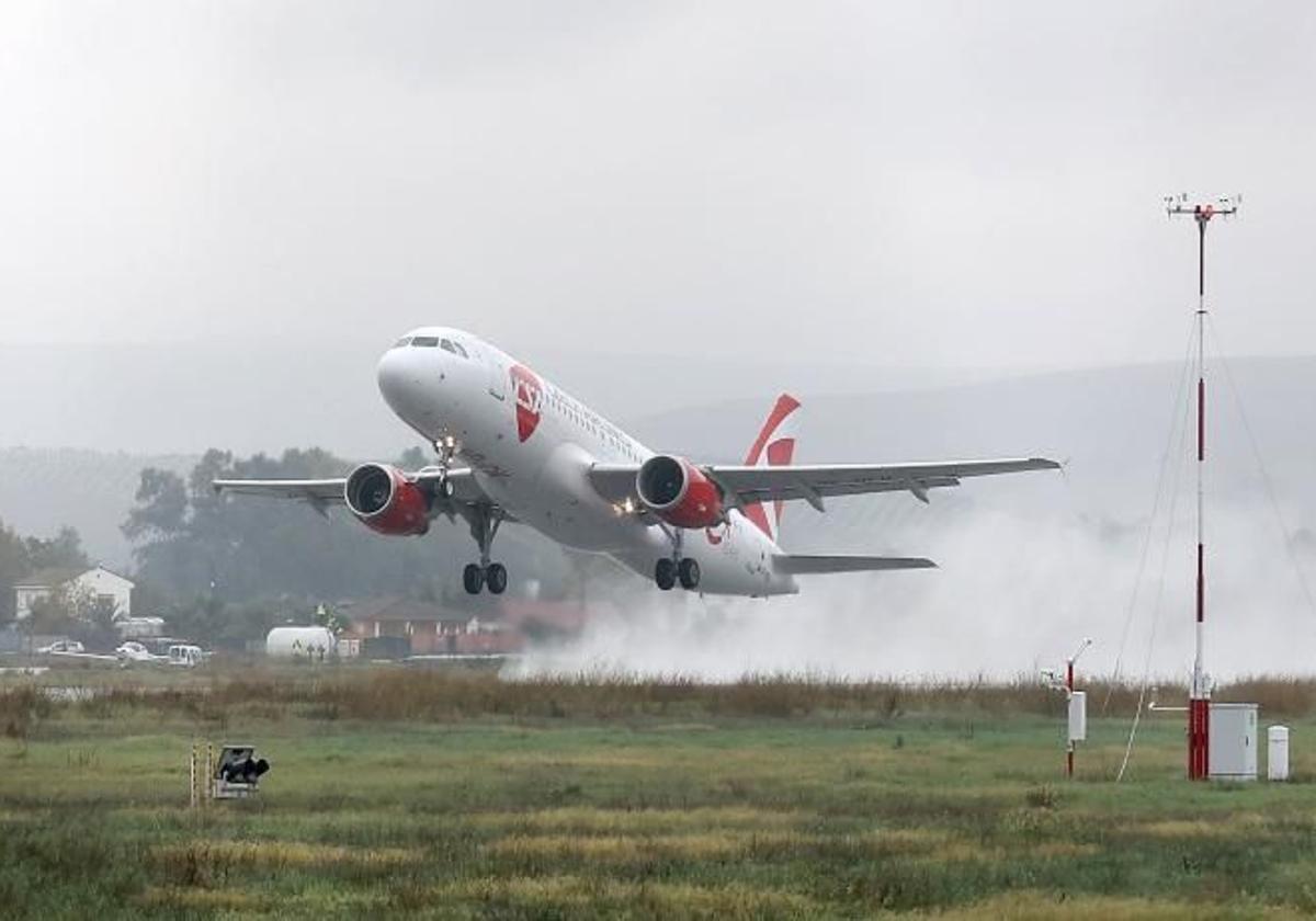 Avión despegando desde el aeropuerto de Córdoba