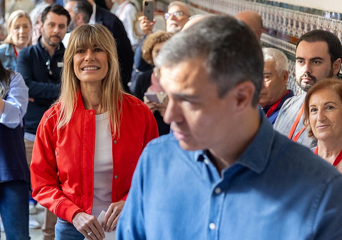 El presidente del Gobierno de España, Pedro Sánchez, y su mujer, Begoña Gómez, votan el 9J