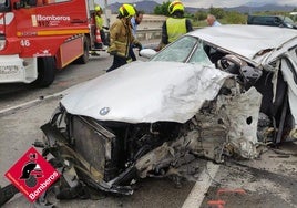 Muere un conductor tras chocar su coche con un camión cargado de tierra en Alicante