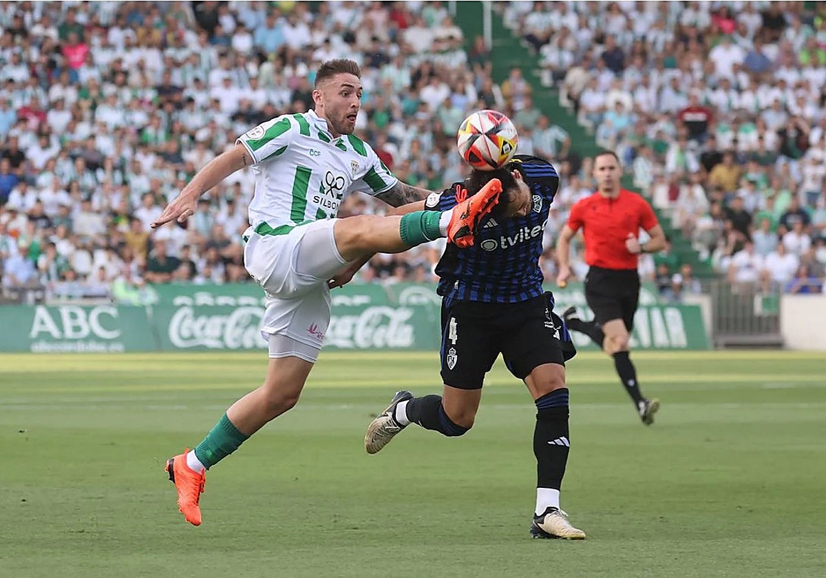 Antonio Casas controla el balón durante el partido ante la Ponferradina