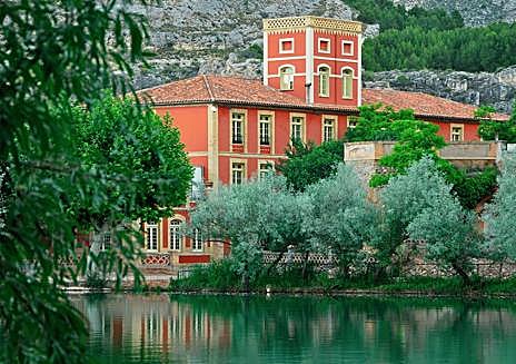 Imagen secundaria 1 - Uno de los lagos termales más grandes de Europa está en España y tiene propiedades terapéuticas: dónde está y cómo llegar