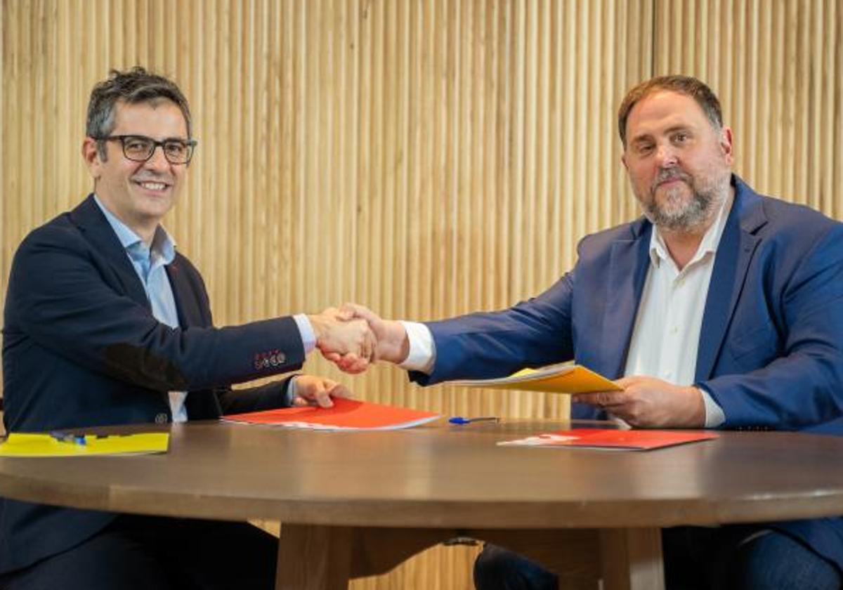 El ministro de la Presidencia y miembro de la Comisión Ejecutiva Federal y de la comisión negociadora del PSOE, Félix Bolaños (i), y el presidente de ERC, Oriol Junqueras, en una reunión para sellar un acuerdo que garantiza el apoyo de los republicanos a la investidura de Pedro Sánchez