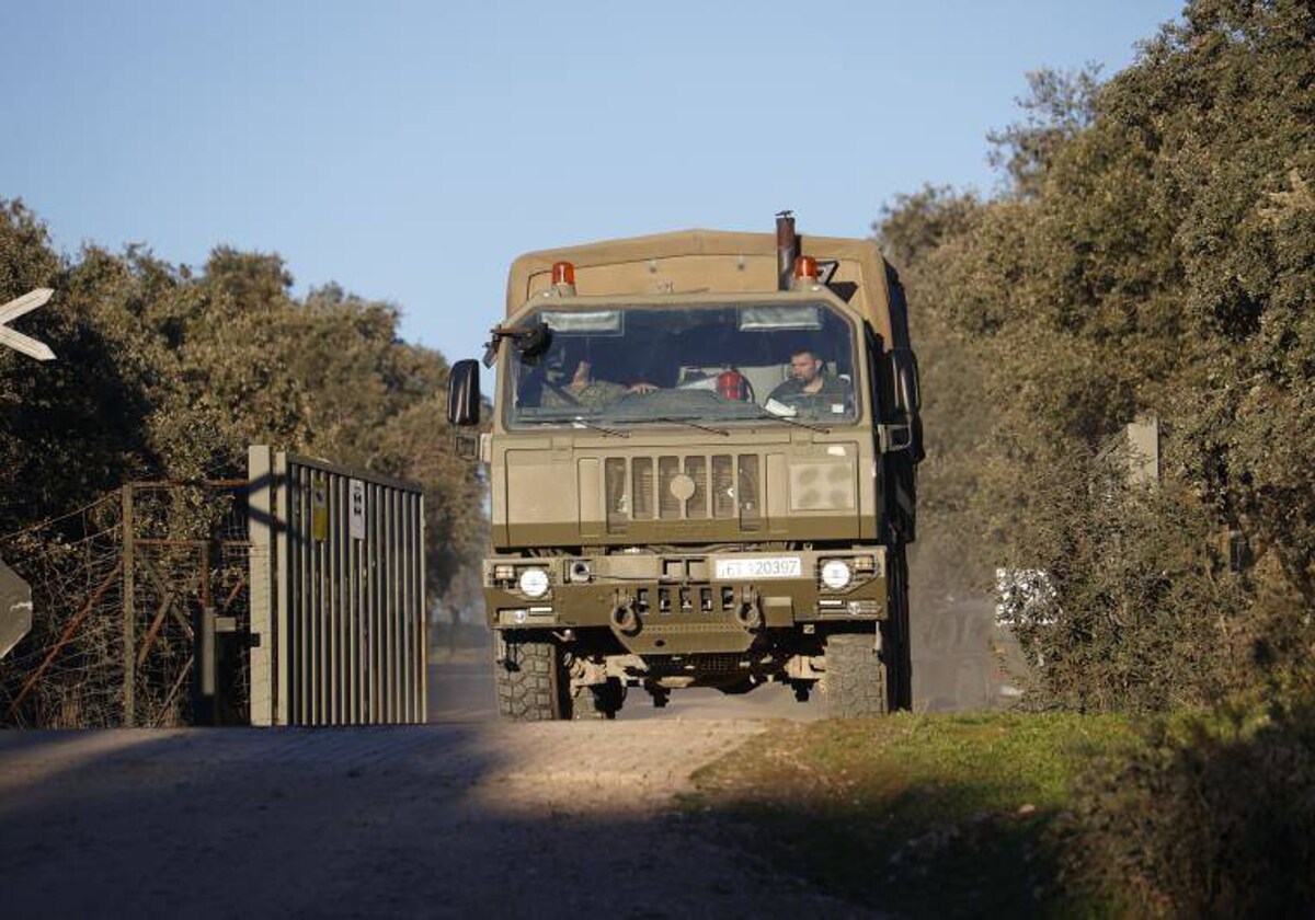 Militares en un camión saliendo de la zona de maniobras de Cerro Muriano