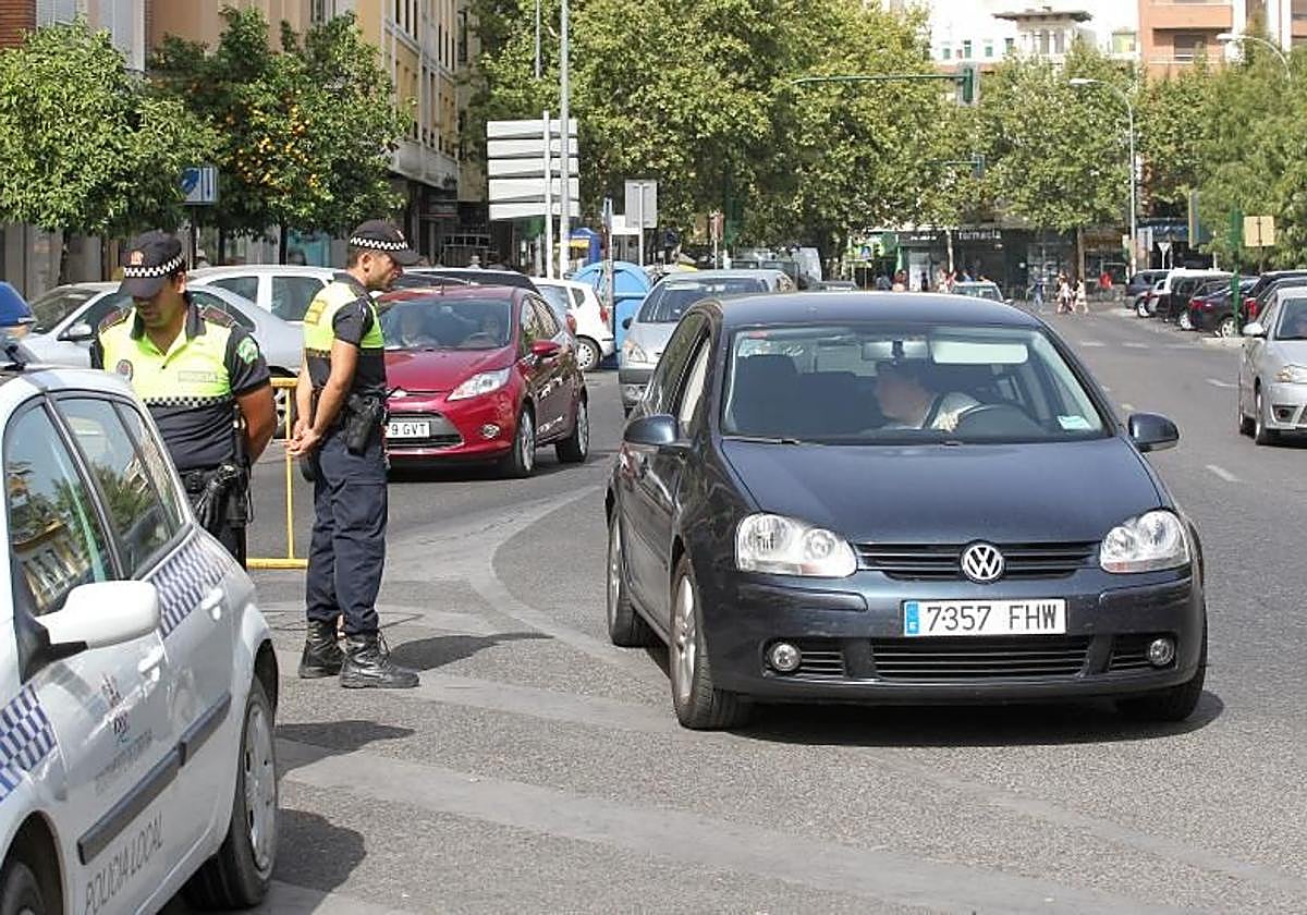 Dos agentes de la Policia Local regulando el tráfico