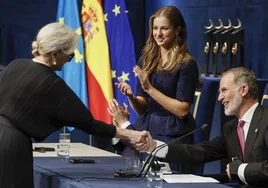 Don Felipe felicita a la actriz estadounidense Meryl Streep tras recibir el premio Princesa de Asturias de las Artes en 2023