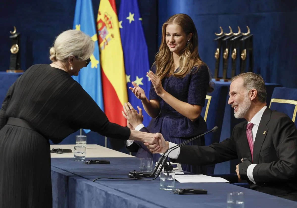 Don Felipe felicita a la actriz estadounidense Meryl Streep tras recibir el premio Princesa de Asturias de las Artes en 2023