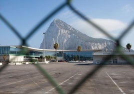 El PSOE que defiende el fin de la Verja se descalabra en el Campo de Gibraltar