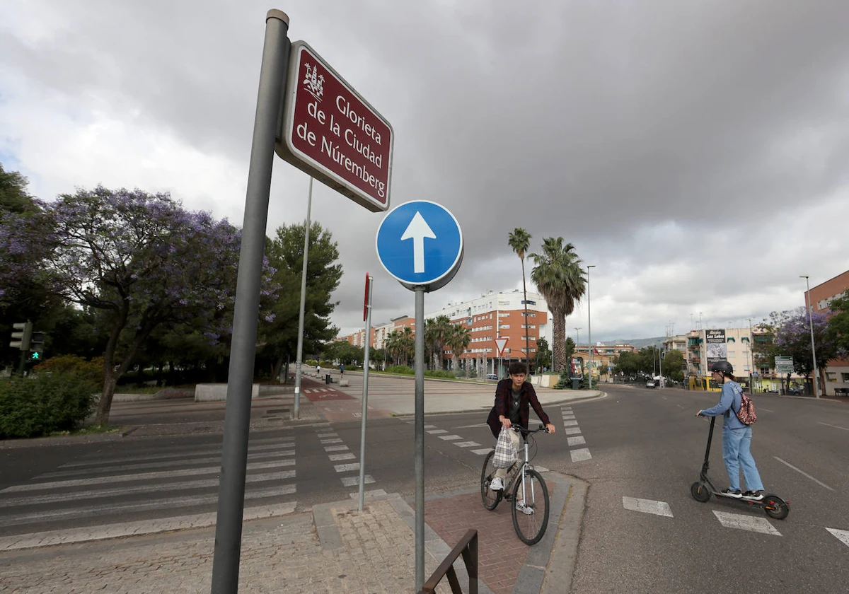 Lugar del accidente en la glorieta Nuremberg del Vial en la capital cordobesa