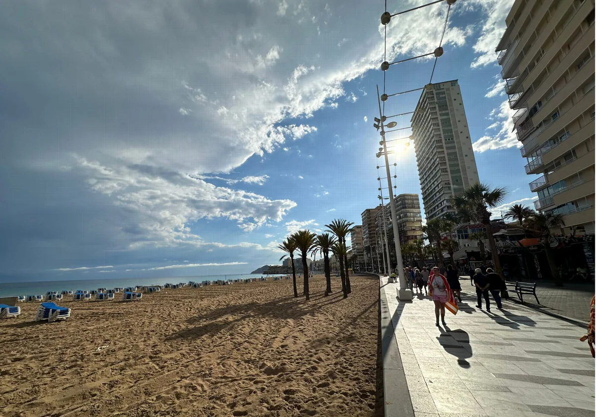 La prensa británica alerta a los turistas de las lluvias en Benidorm con  fotos de Barcelona y Murcia