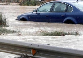 Un tren descarrilado y siete rescatados de sus coches por las fuertes lluvias en la provincia de Albacete