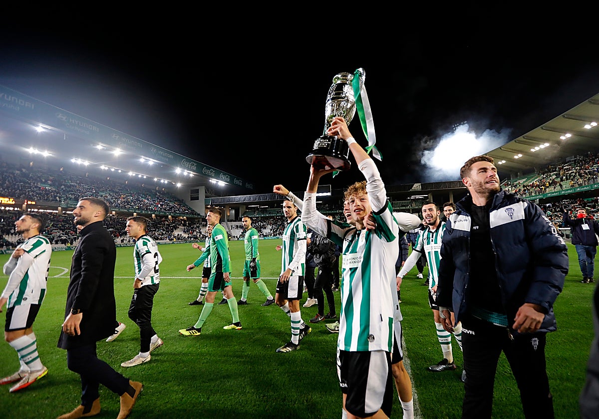 Simo levantando el trofeo de la Copa RFEF