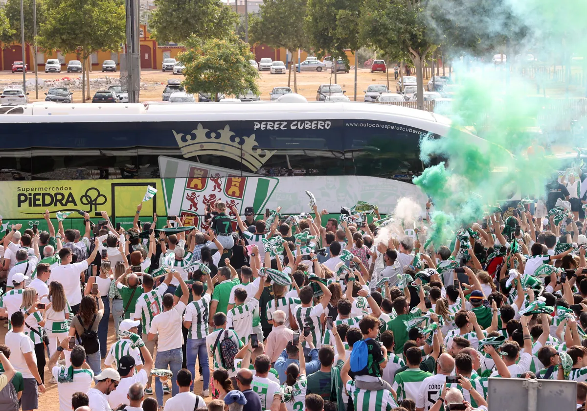 La afición del Córdoba recibe el autobús del equipo en El Arcángel