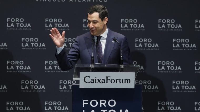 Juanma Moreno durante la clausura del Foro La Toja