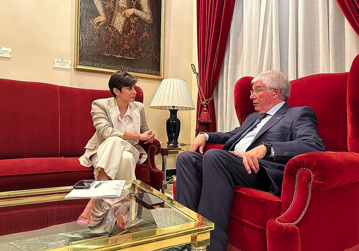 Isabel Rodríguez y José Manuel Tofiño durante la reunión
