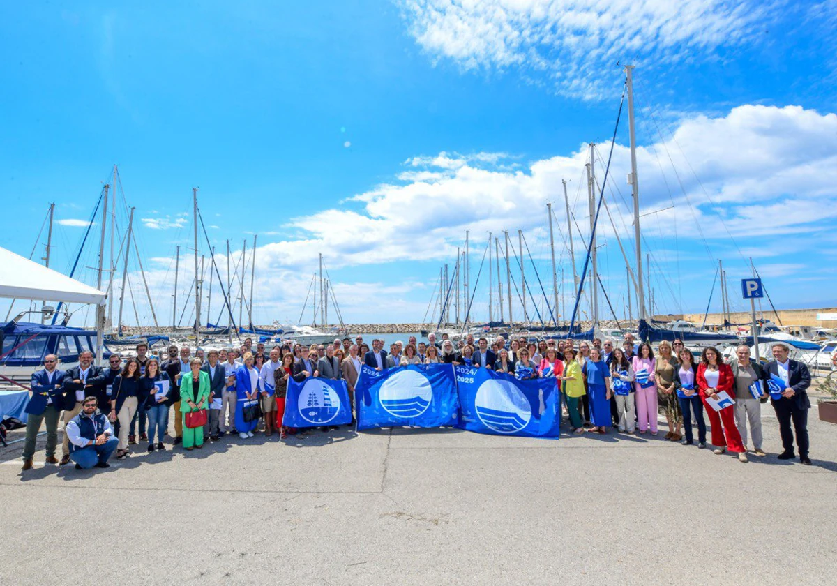 Imagen de la entrega de banderas azules en el puerto Calafell, 2024