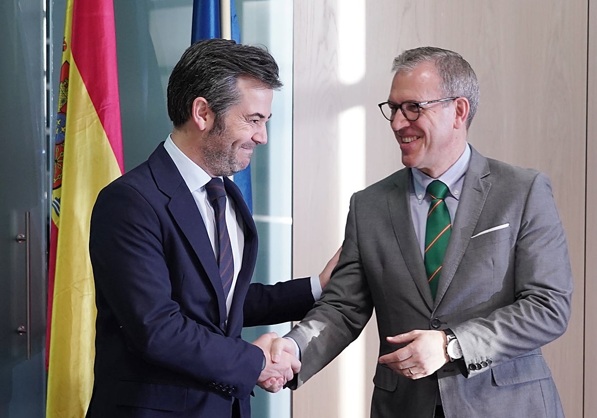 Álvaro Ramos-Catalina, con Mariano Veganzones, en su toma de posesión