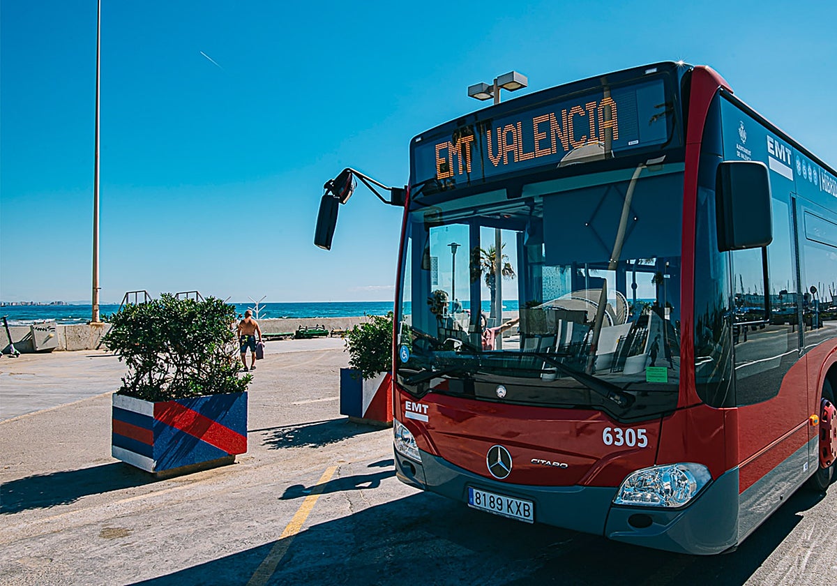 Imagen de archivo de un autobús de la EMT junto a una playa de Valencia