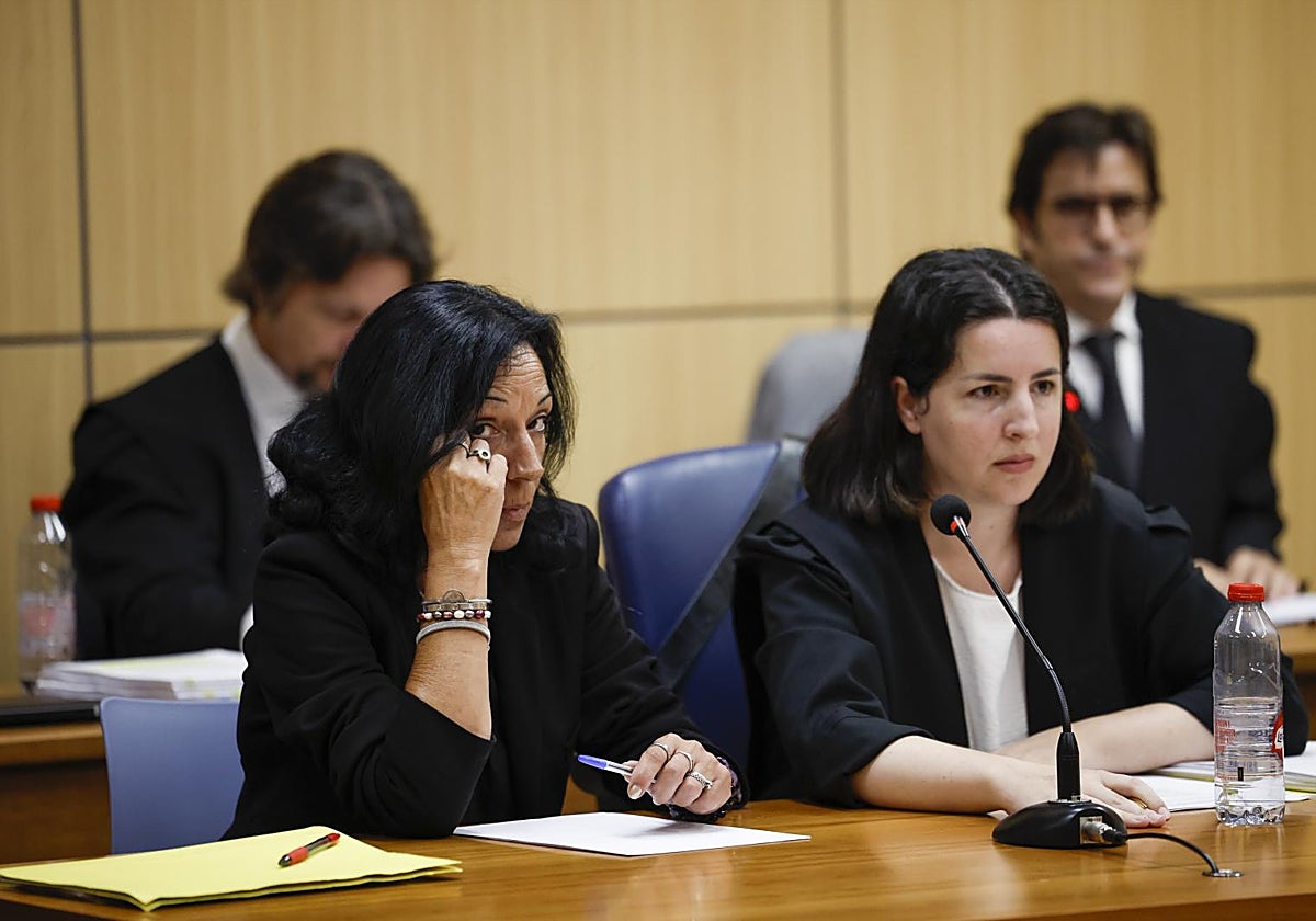 Imagen del pasado lunes en el inicio del juicio contra la mujer acusada de envenenar con laxantes a su pareja en Valencia