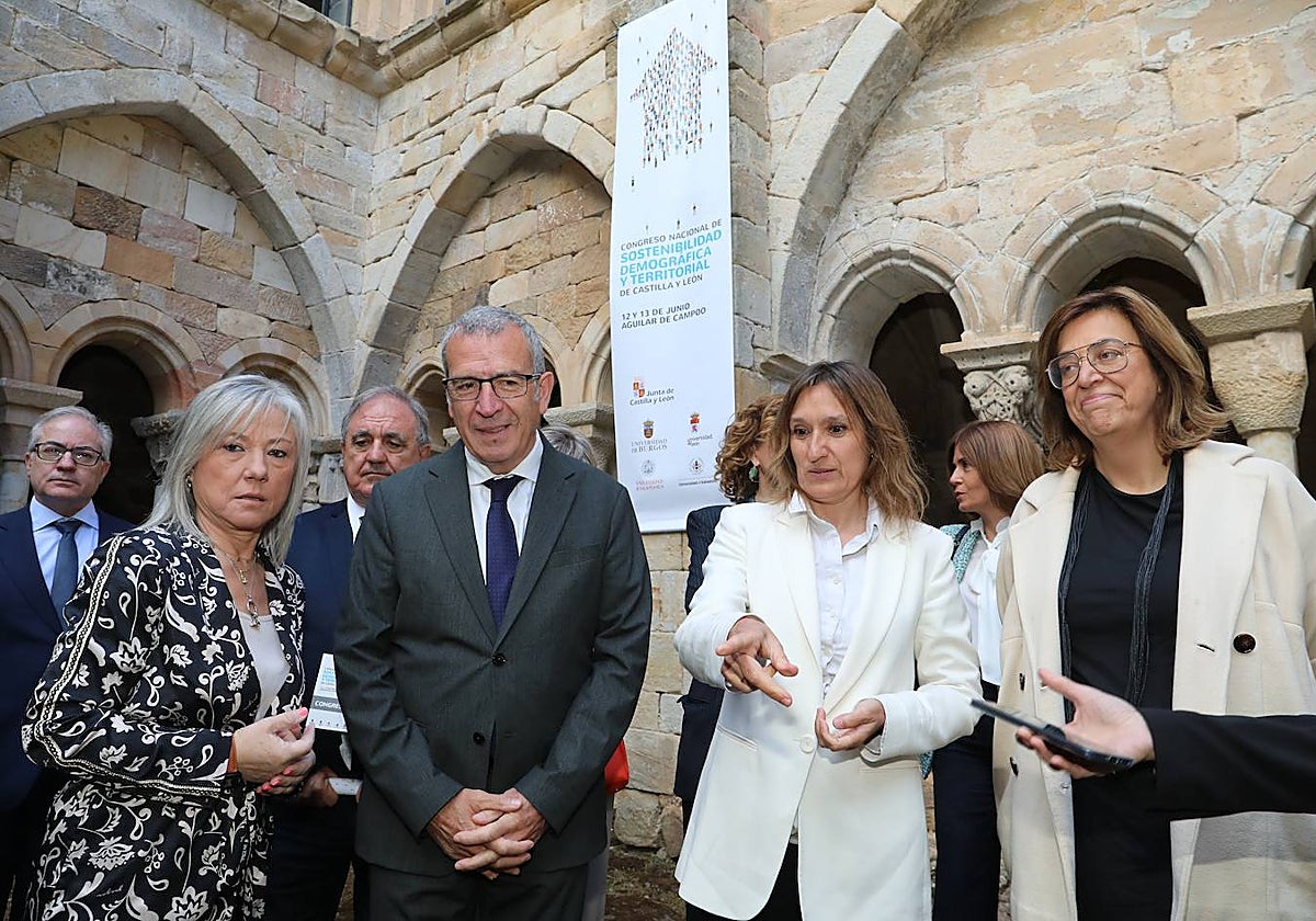 La consejera de Educación, Rocío Lucas; la presidenta de la Diputación de Palencia y de la FRMP, Ángeles Armisén, junto al secretario general para el Reto Demográfico, Francesc Xavier Boya; y la alcaldesa de Aguilar, María José Ortega, en el Congreso de Sostenibilidad Demográfica y Territorial de Castilla y León