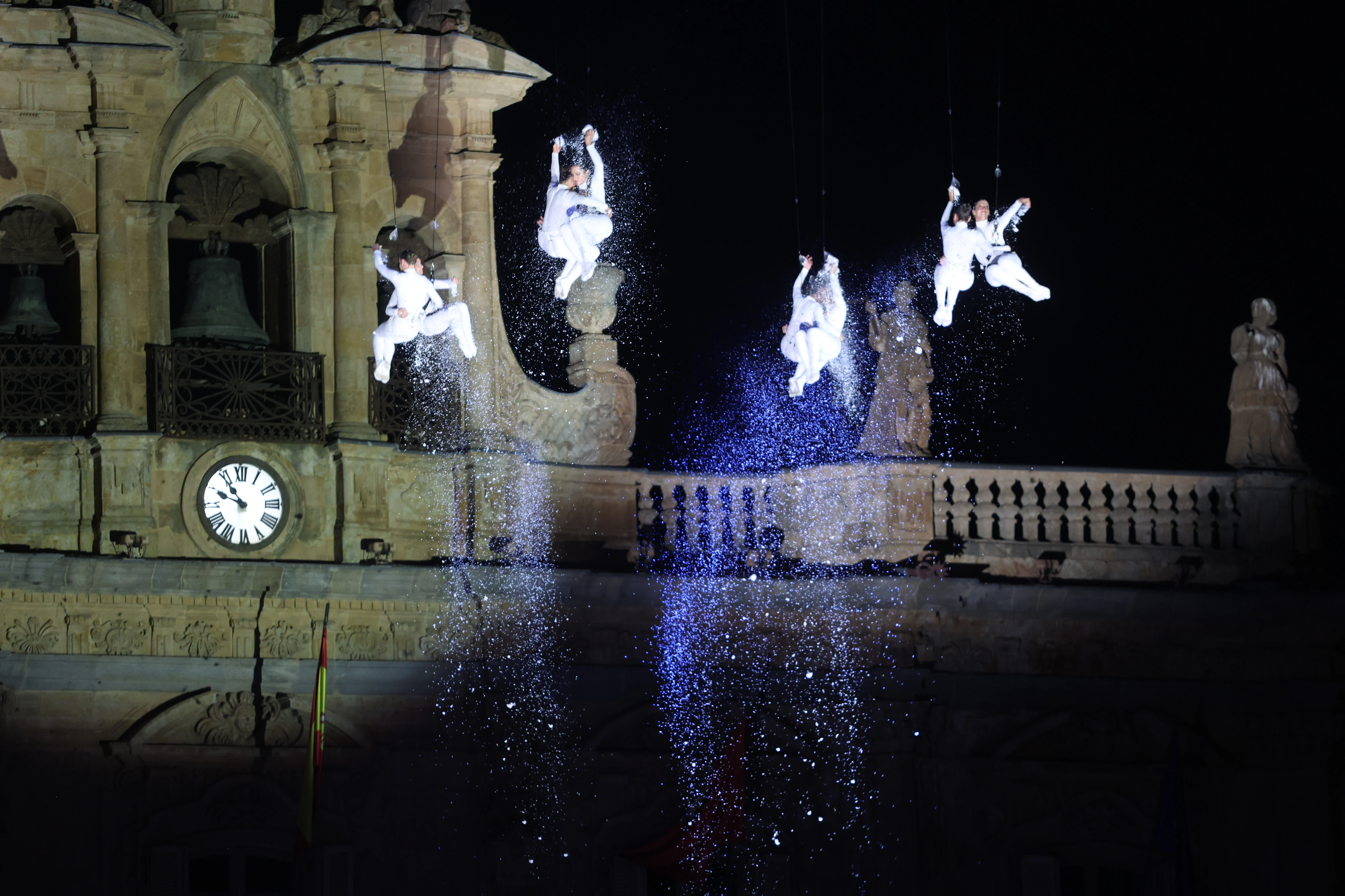 El espectáculo 'Sylphes', en el que ha participado la Joven Orquesta Sinfónica de Castilla y León, se ha podido ver el pasado martes y miércoles en la Plaza Mayor de Salamanca