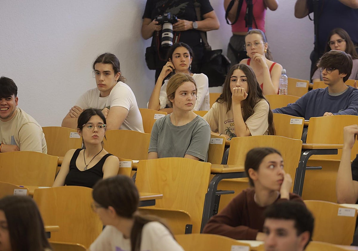 Estudiantes andaluces examinándose de Selectividad