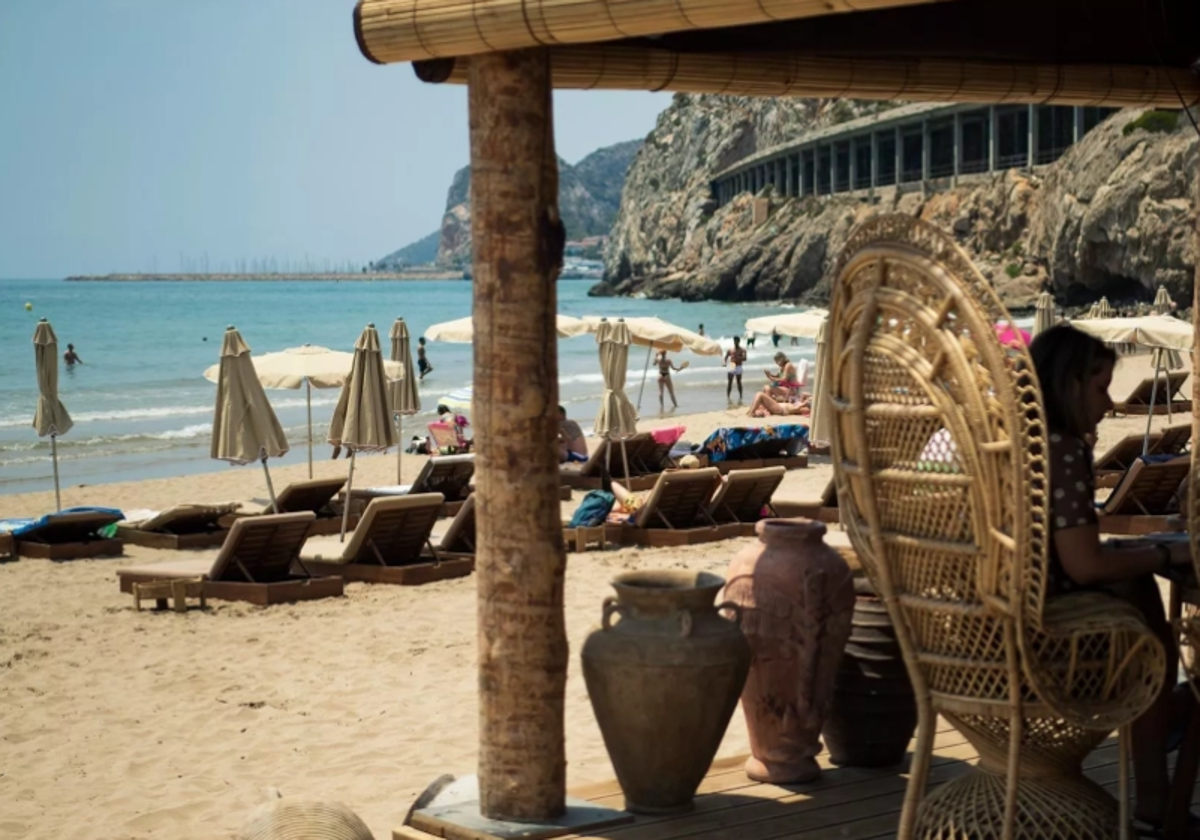 La cala secreta cerca de Barcelona con un chiringuito con vistas al mar