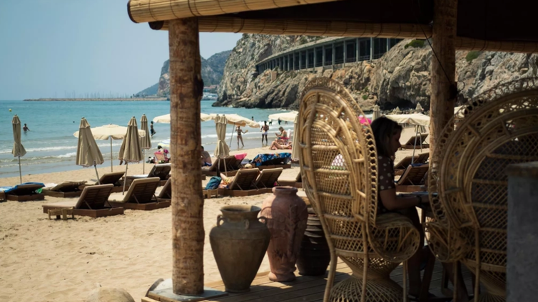 La cala secreta cerca de Barcelona con un chiringuito con vistas al mar: dónde está y cómo llegar