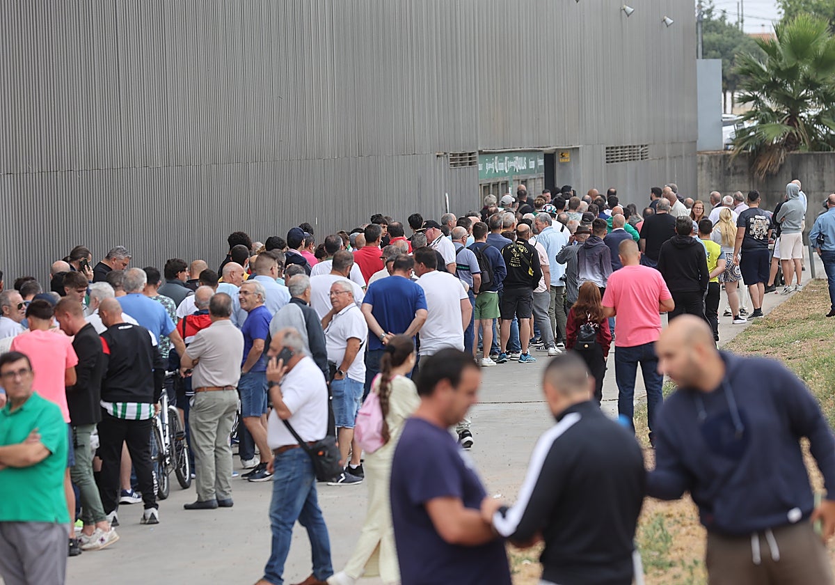 La afición forma una gran cola en las taquillas de El Arcángel