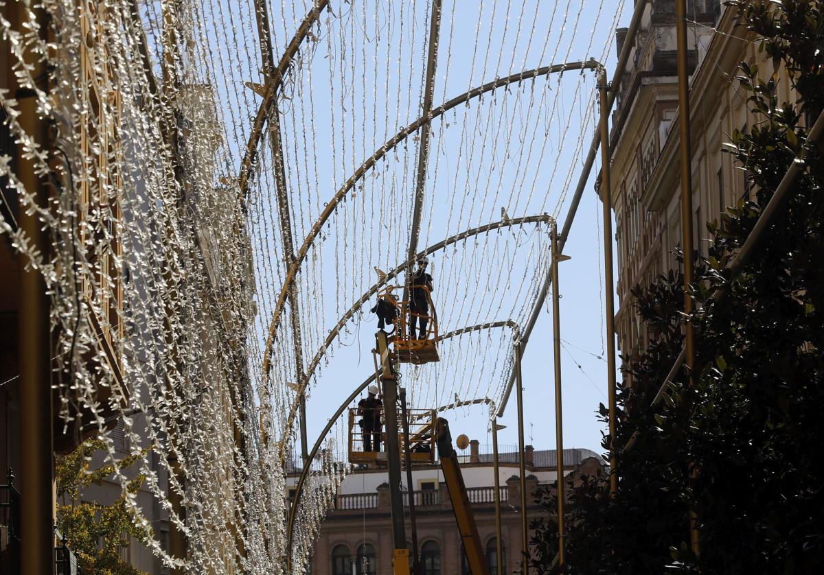 Montaje del espectaculo de luz y sonido en la calle Cruz Conde las pasadas Navidades