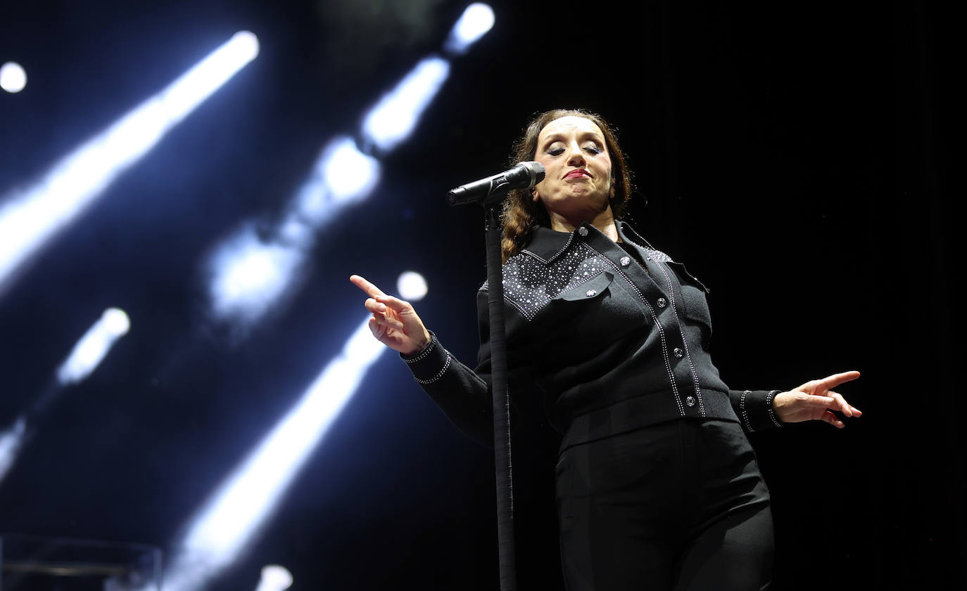 Las mejores imágenes del concierto de Luz Casal en Córdoba