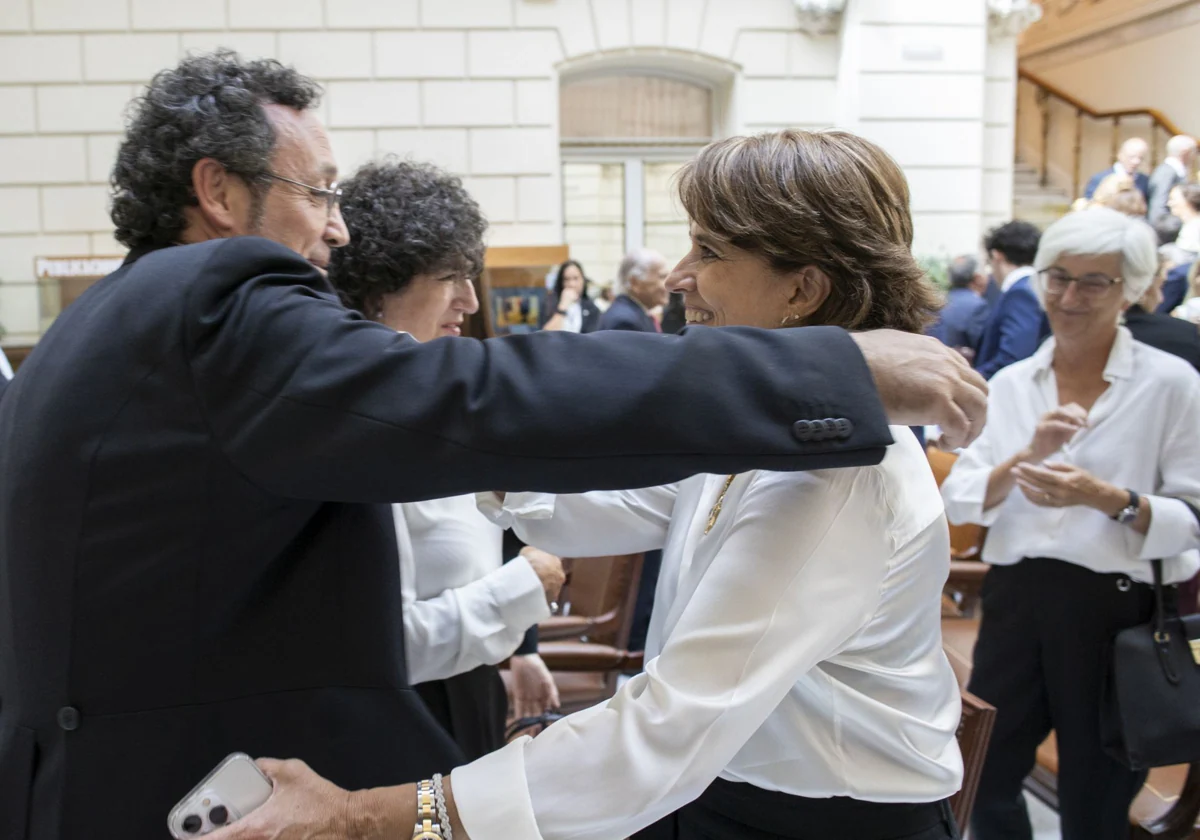 Álvaro García Ortiz abraza a su antecesora, Dolores Delgado, en 2022
