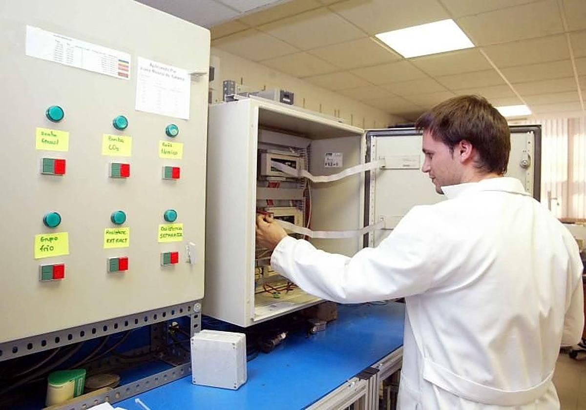 Un joven en su puesto de trabajo, en una imagen de archivo